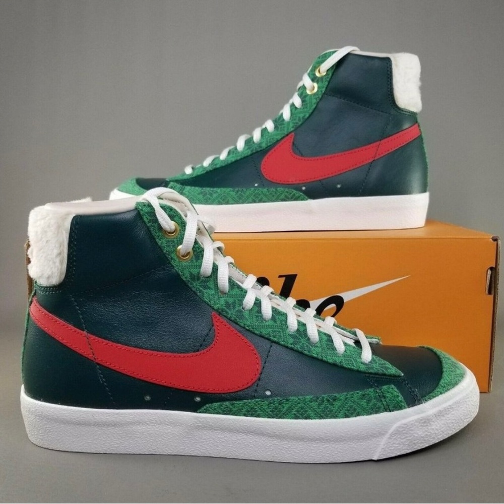 NIB   Nike vintage BlazerChristmas Sneakers Ladies 61/2 sold out in stores!